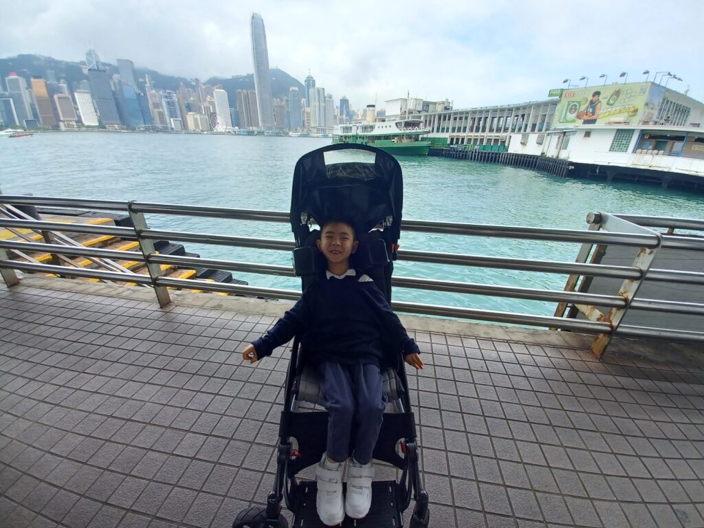KS1A陳彥希同學在尖沙咀碼頭附近跟天星小輪合照，他非常雀躍。