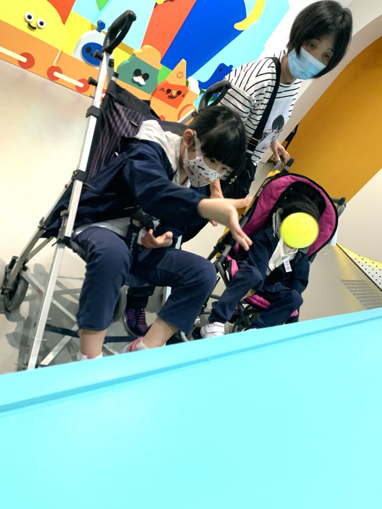 同學透過拋球，引發音樂裝置奏起美妙樂章。