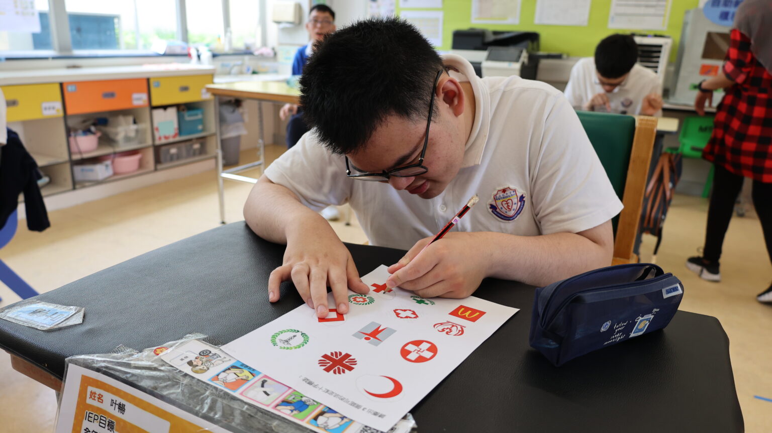 叶暢同學正完成辨認紅十字會標誌的練習。