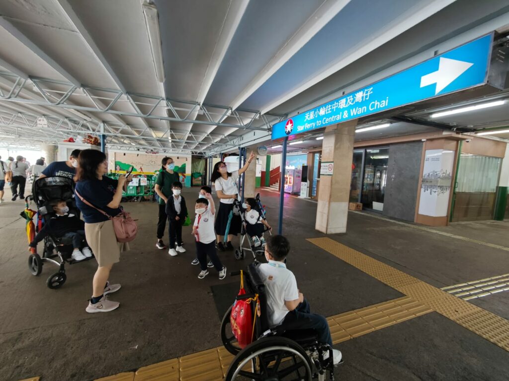 KS1A到達尖沙咀天星小輪碼頭，大家尋找天星小輪的標誌。
