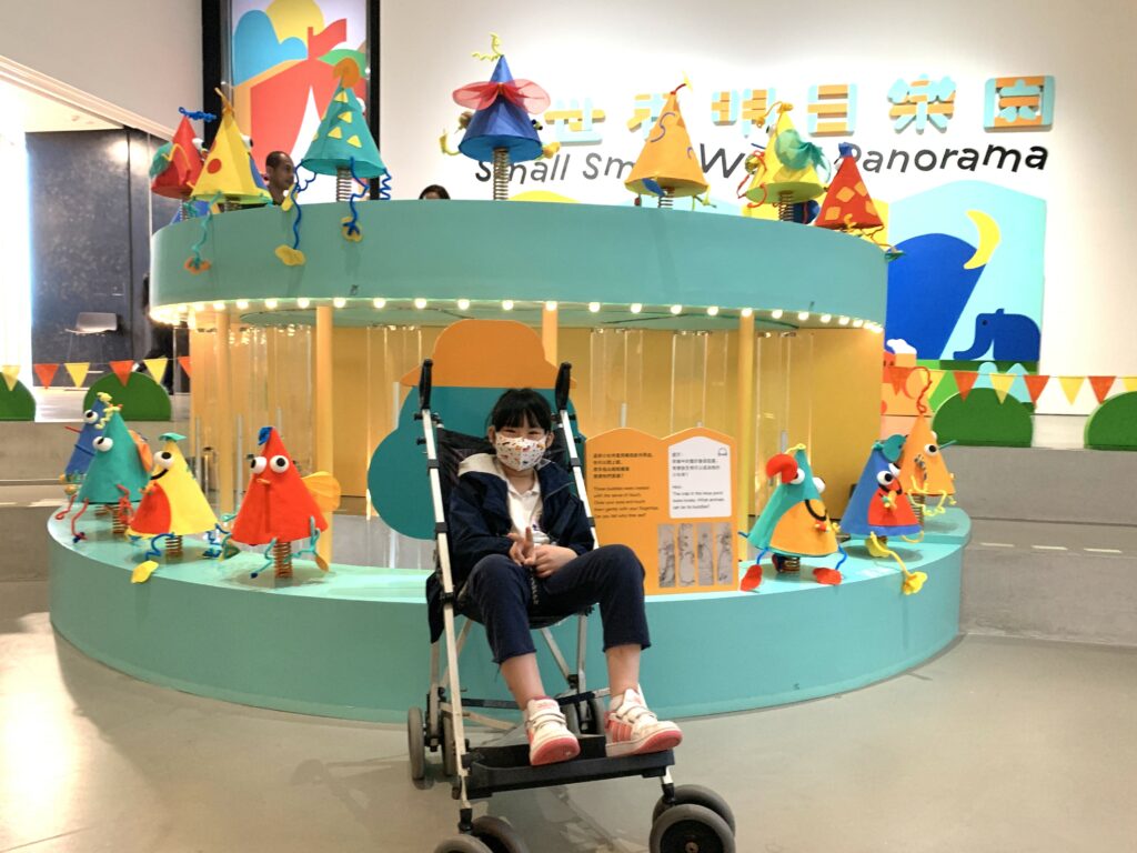 同學與音樂裝置合照。