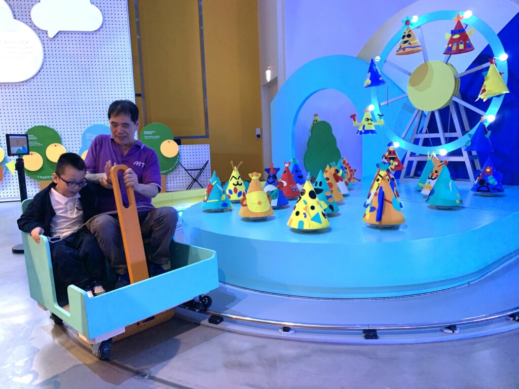 同學駕駛過山車，欣賞充滿幾何形狀的世界。