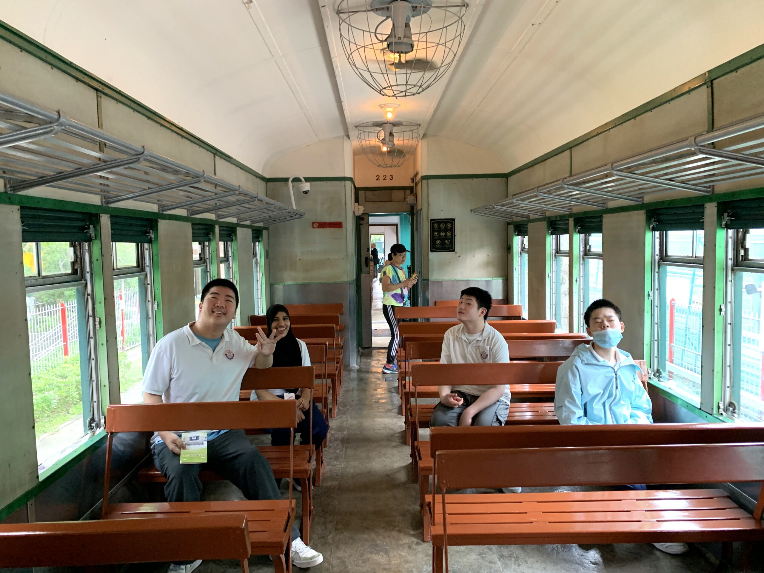 同學經驗100多年前的火車乘搭體驗 (302號三等車卡，於1911年製造)。