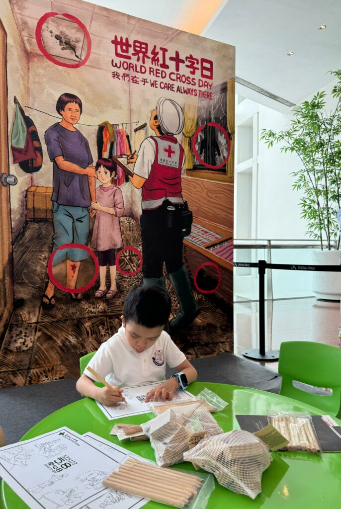 釨悅同學亦嘗試參與街站中的遊戲活動，加深認識紅十字會服務。