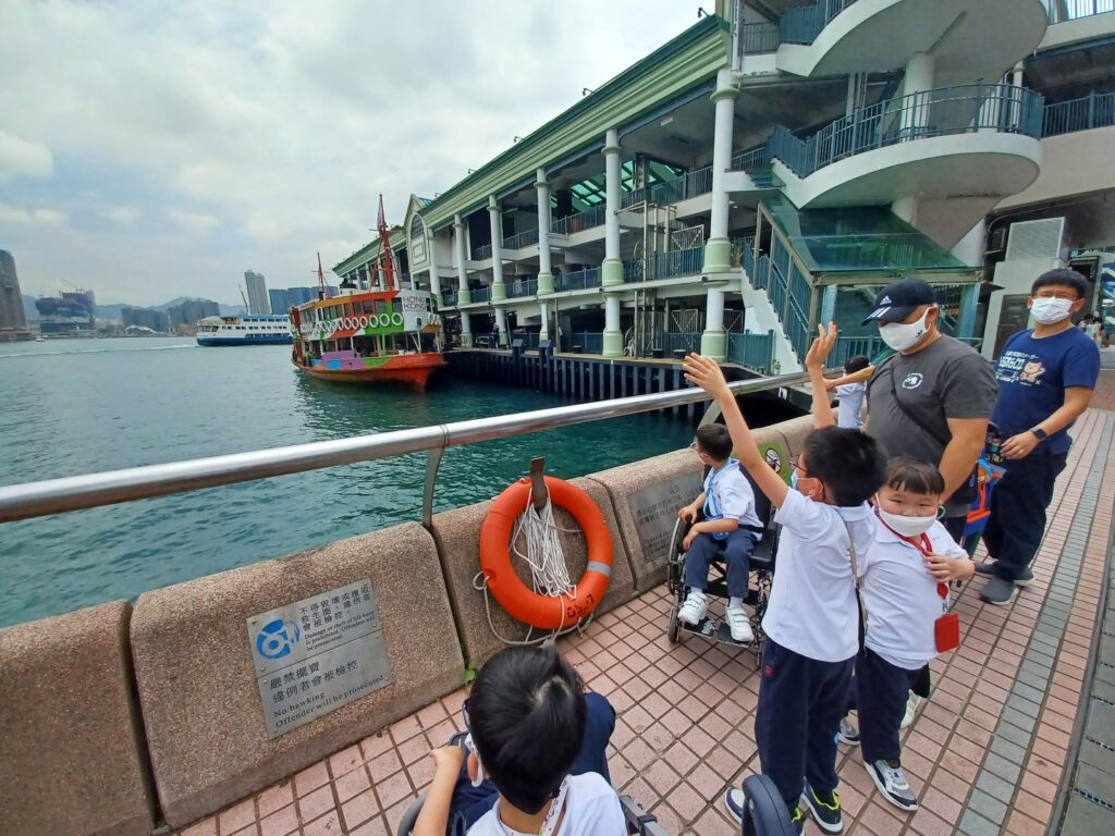 KS1A同學抵達中環碼頭，他們跟水手叔叔揮手道別。