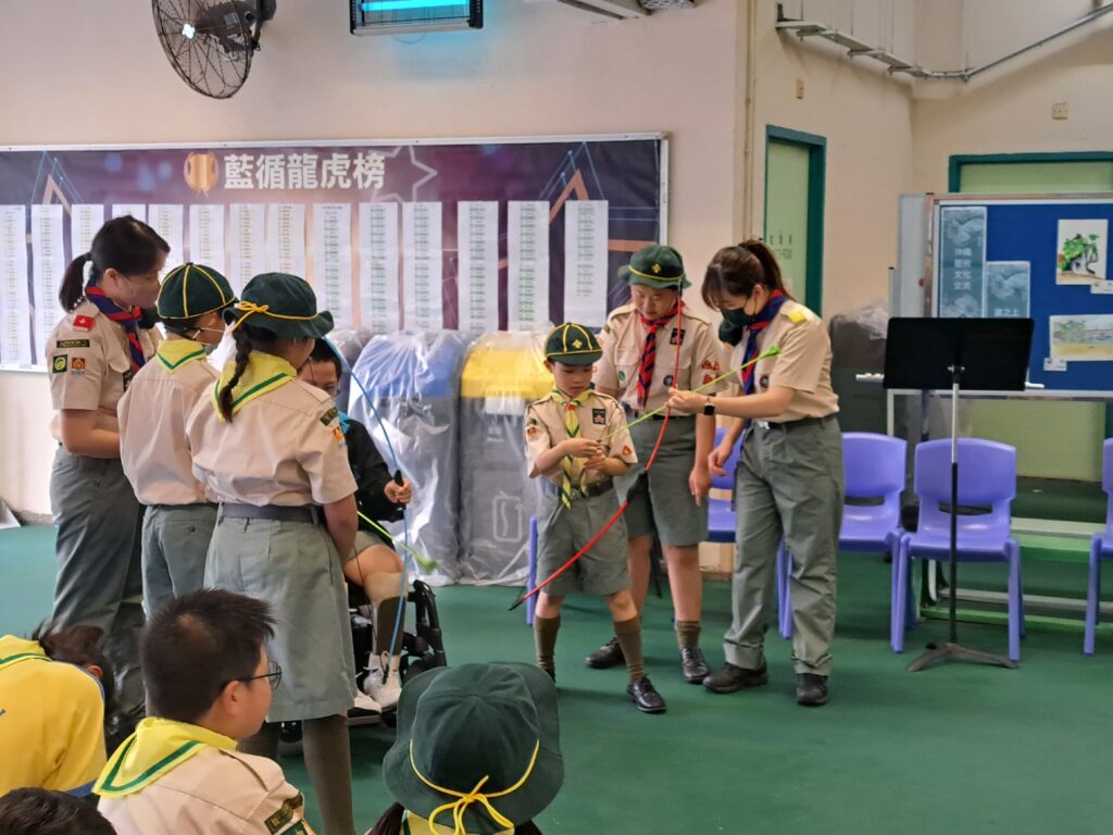 本校隊員悉心教導友校團員射吸盤箭。